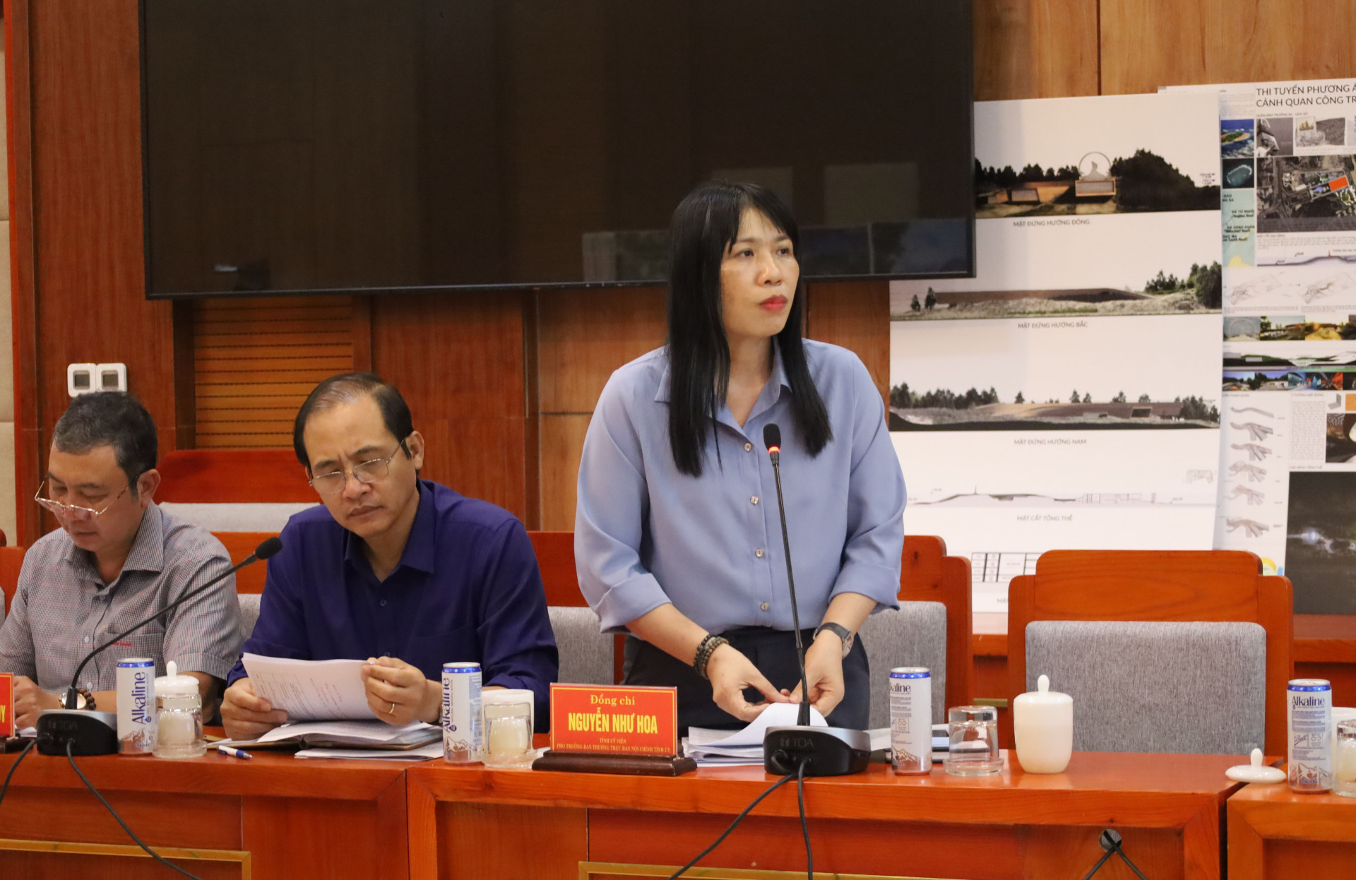Đồng chí Nguyễn Như Hoa - Phó Trưởng ban thường trực Ban Nội chính Tỉnh ủy báo cáo tại phiên họp.