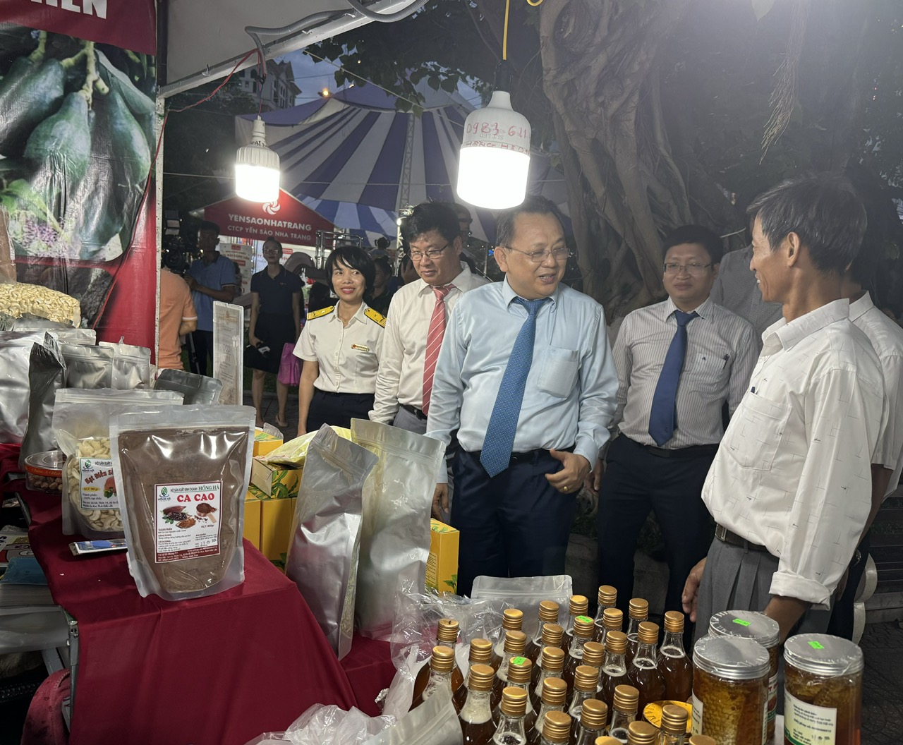 Le Huu Hoang has a talk with a representative of a stall from Dak Lak Province

