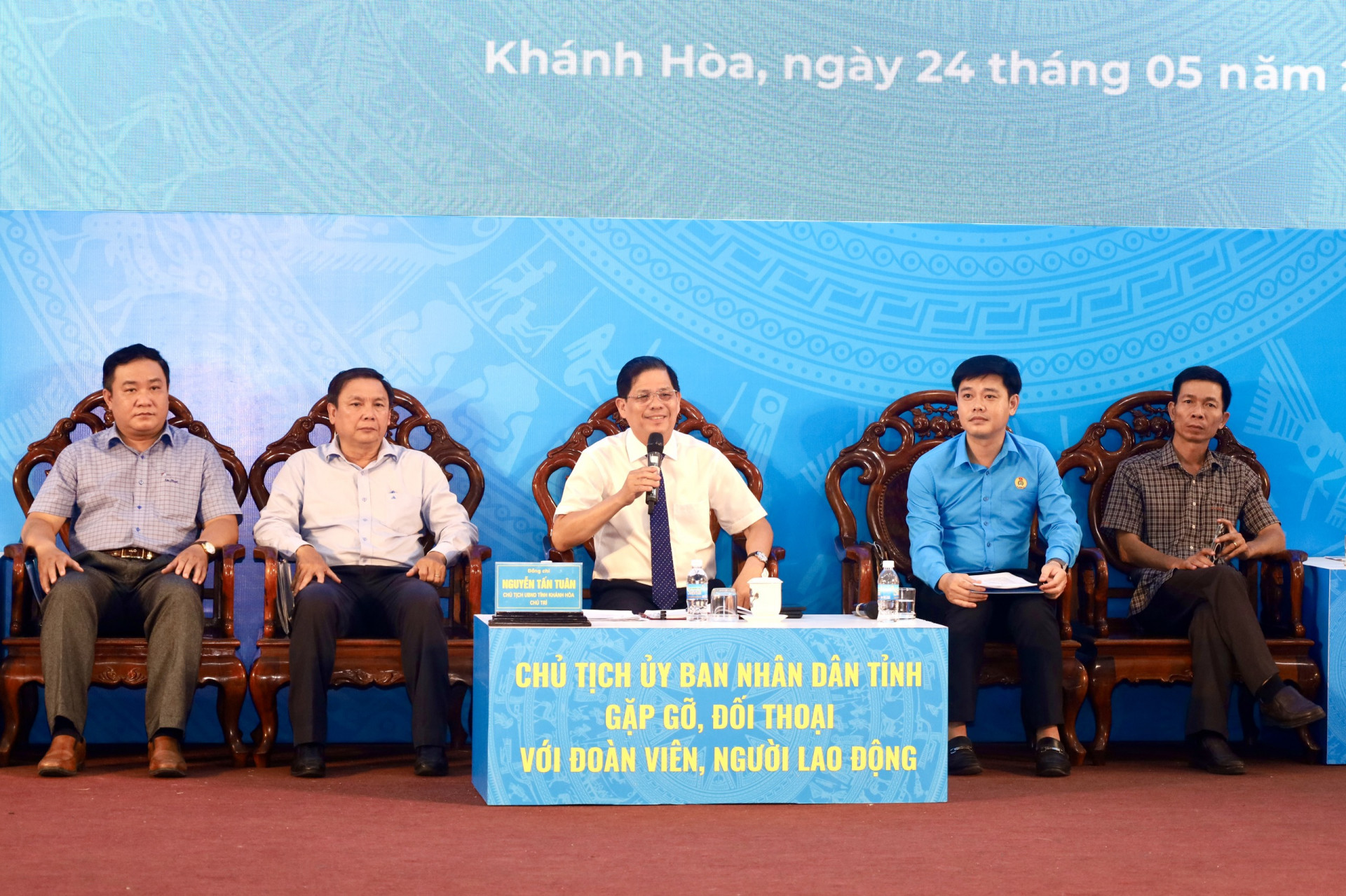 Đồng chí Nguyễn Tấn Tuân cùng lãnh đạo các sở, ngành tại hội nghị đối thoại với đoàn viên, người lao động năm 2023.