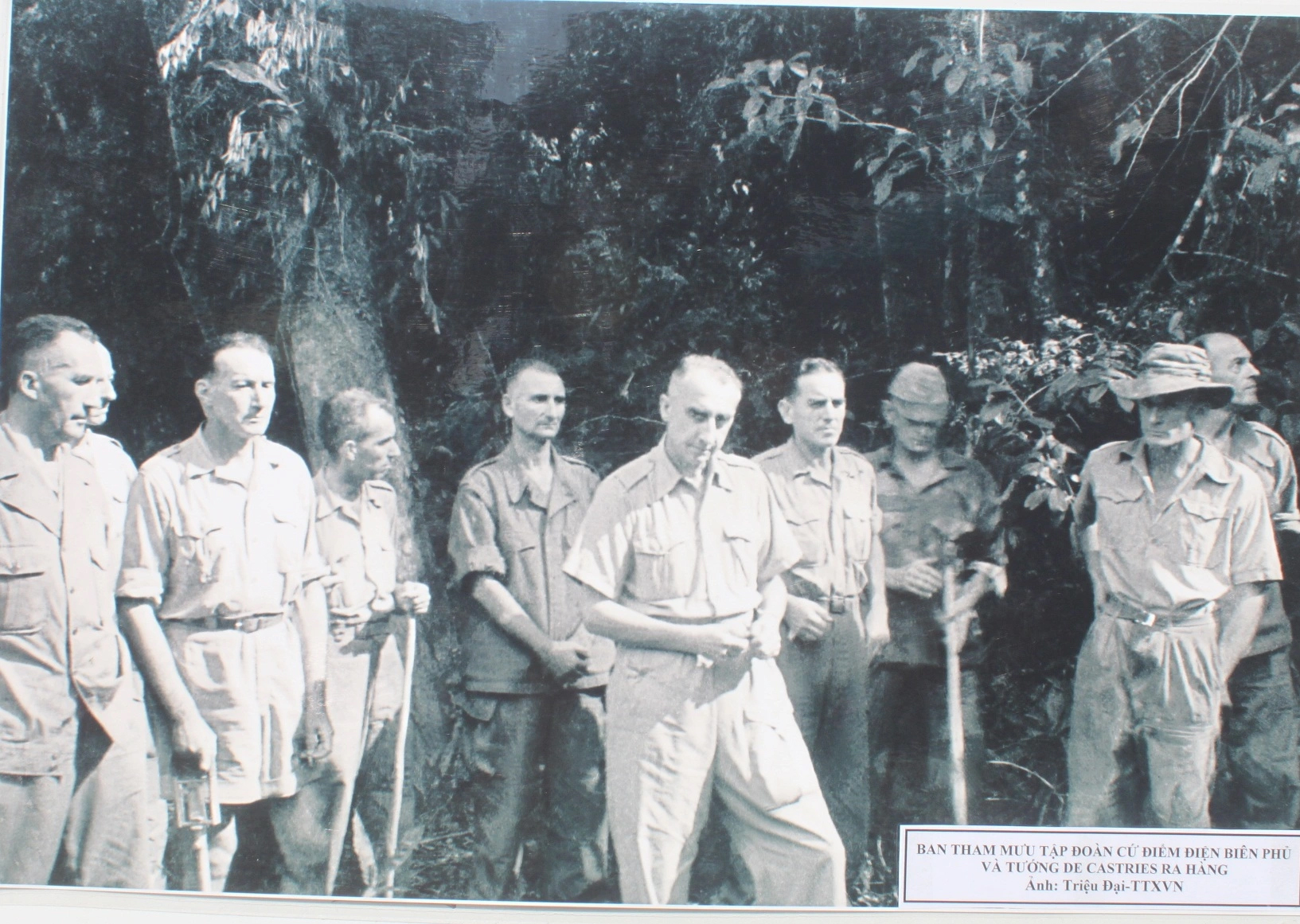 Tướng De Castries và bộ tham mưu tập đoàn cứ điểm Điện Biên Phủ ra hàng.