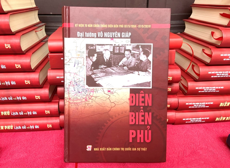  Cuốn sách “Điện Biên Phủ” của Đại tướng Võ Nguyên Giáp.  

