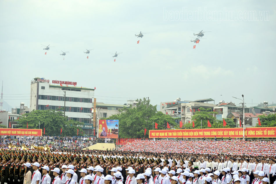 Không quân bay qua lễ đài.

