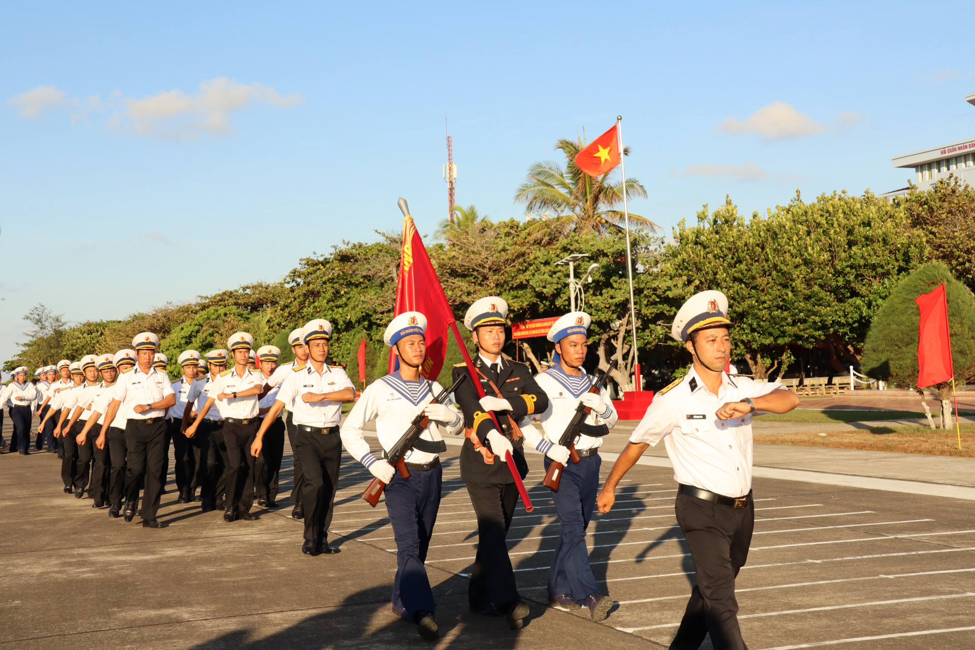 Các khối lực lượng diễu binh tại Lễ chào cờ
