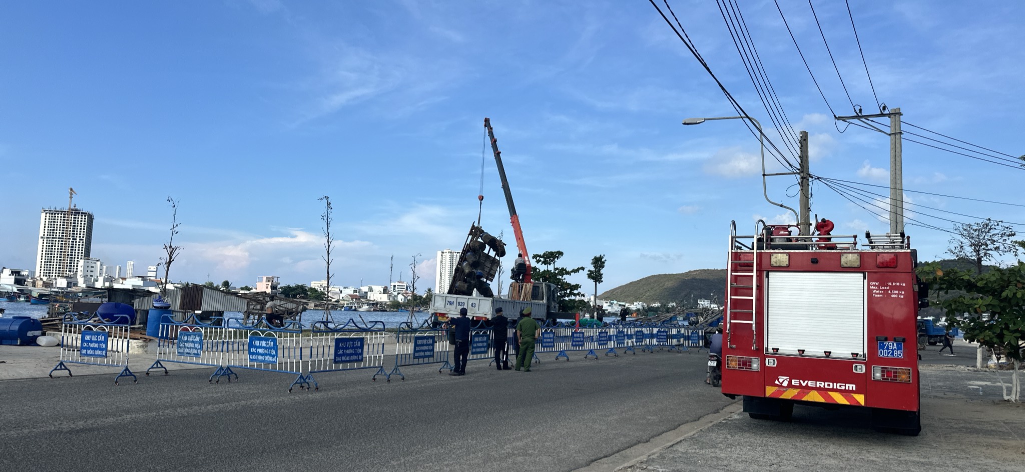 Cưỡng chế tháo dỡ các lồng, bè nổi nuôi thủy sản trái phép tại khu vực Hòn Rớ