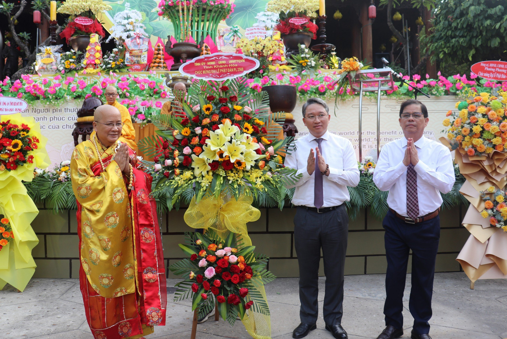 Bí thư Tỉnh ủy Nguyễn Hải Ninh và Chủ tịch UBND tỉnh Nguyễn Tấn Tuân tặng hoa chúc mừng Đại lễ Phật đản Phật lịch 2568.