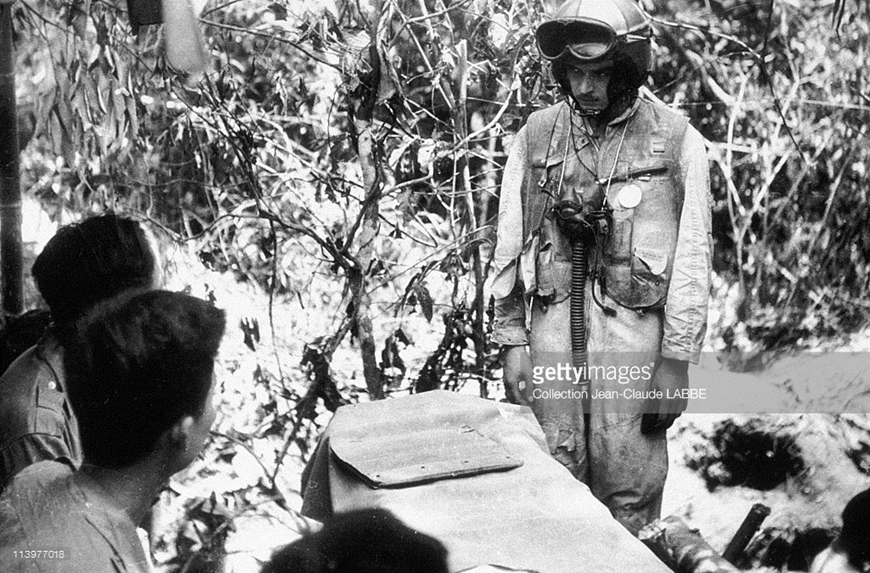 Thẩm vấn tù binh phi công Pháp. Ảnh: Getty Images

