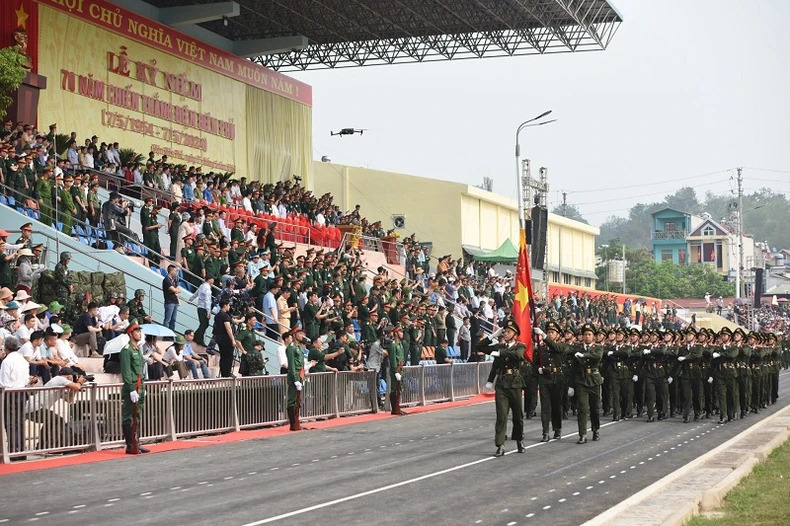 Khối công an nhân dân tiến qua lễ đài.

