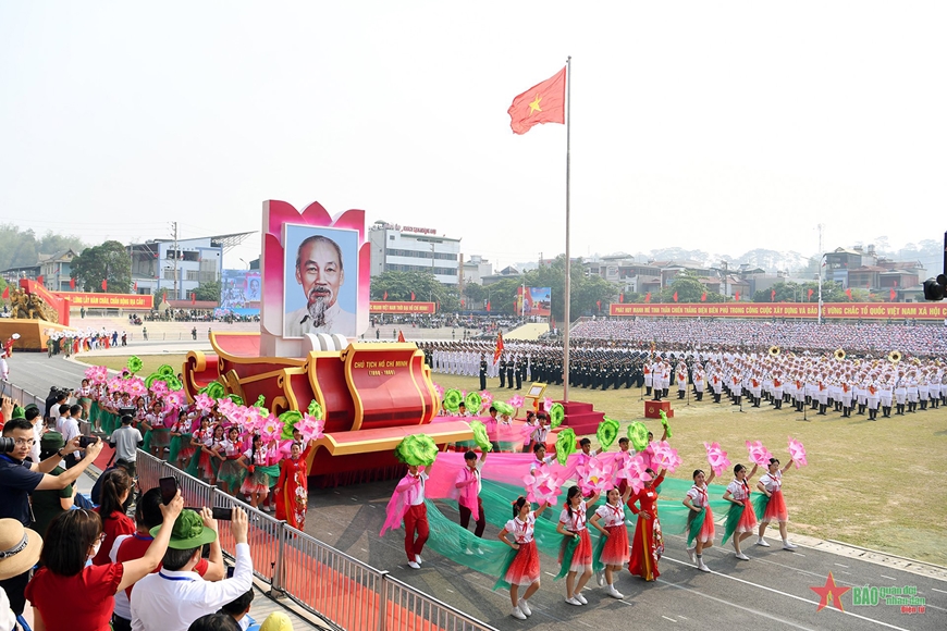 Xe rước ảnh chân dung Chủ tịch Hồ Chí Minh. 

