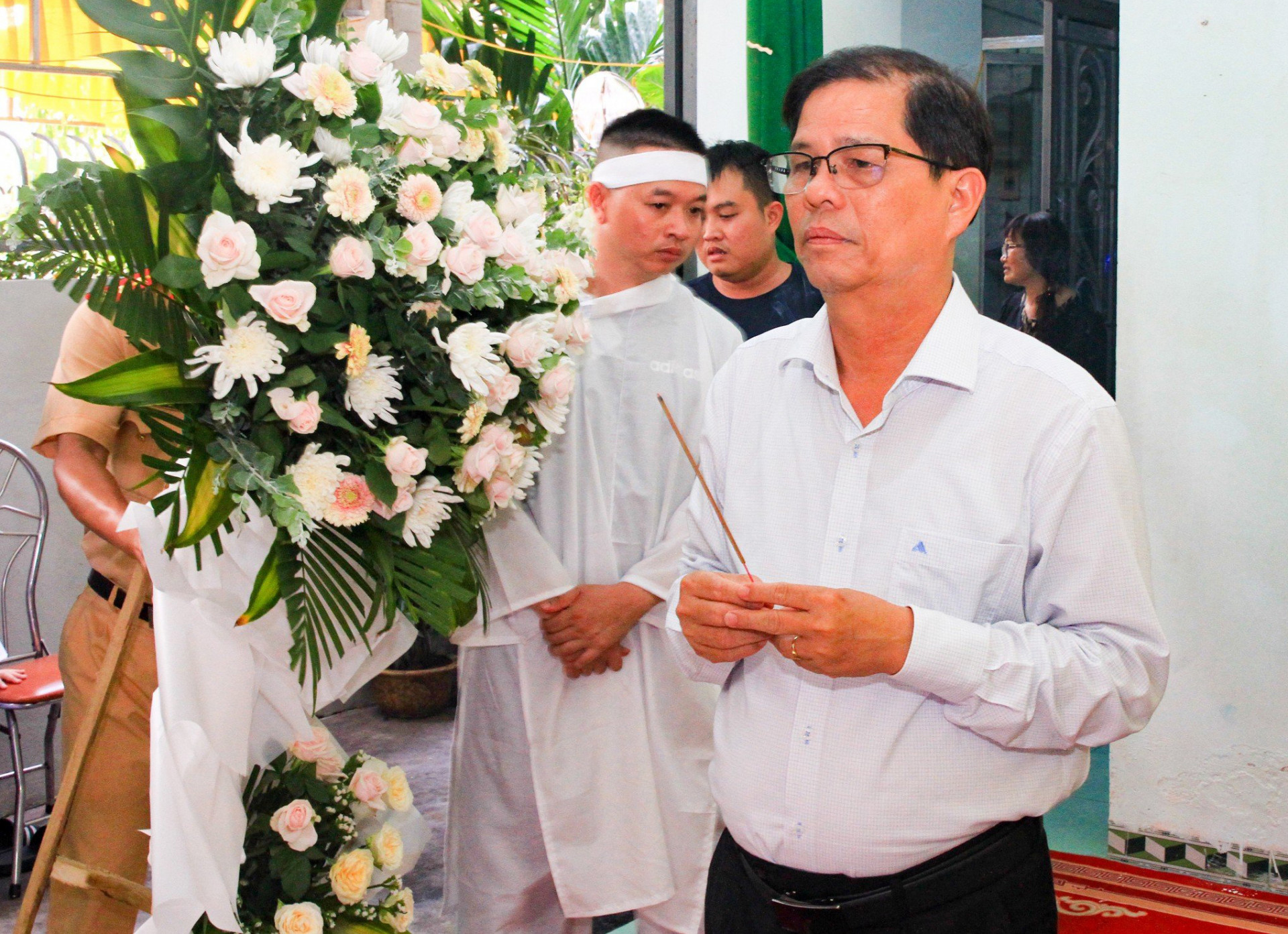 Ông Nguyễn Tấn Tuân, Phó Bí thư Tỉnh ủy, Chủ tịch UBND tỉnh Khánh Hòa đến viếng, chia buồn cùng gia đình đồng chí Trung tá Phan Trần Anh Phương    