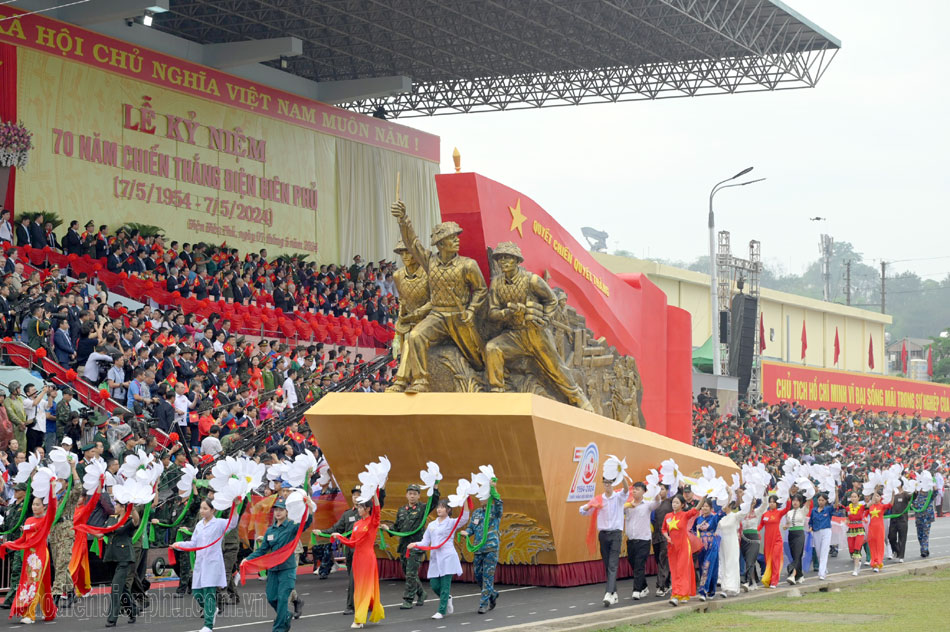 Xe mô hình biểu tượng Chiến thắng Điện Biên Phủ.

