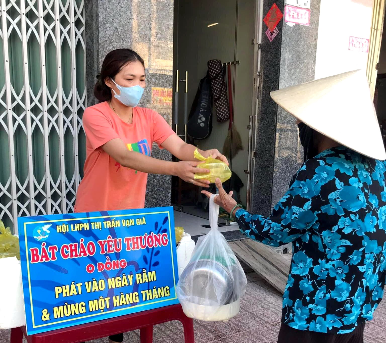 Hội Liên hiệp Phụ nữ thị trấn Vạn Giã:: Phát 600 suất ăn chay miễn phí cho người khó khăn