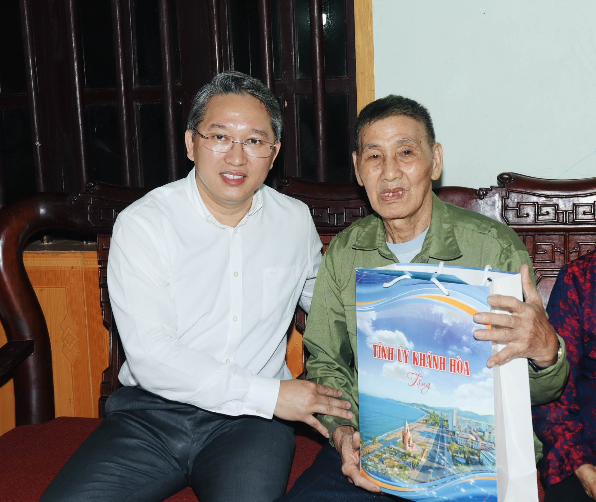 Bí thư Tỉnh ủy Nguyễn Hải Ninh tặng quà cho ông Nguyễn Thượng Hội