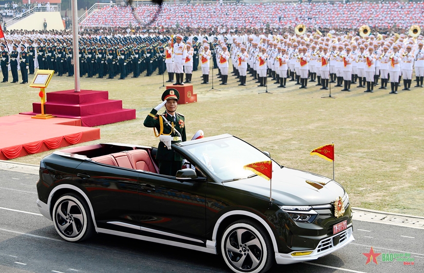 Trung tướng Nguyễn Trọng Bình, Phó tổng Tham mưu trưởng Quân đội nhân dân Việt Nam trên xe chỉ huy dẫn đầu đoàn diễu binh, diễu hành. 

