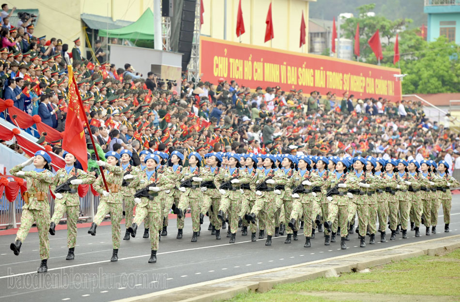 Khối nữ gìn giữ hòa bình Việt Nam diễu binh qua lễ đài.

