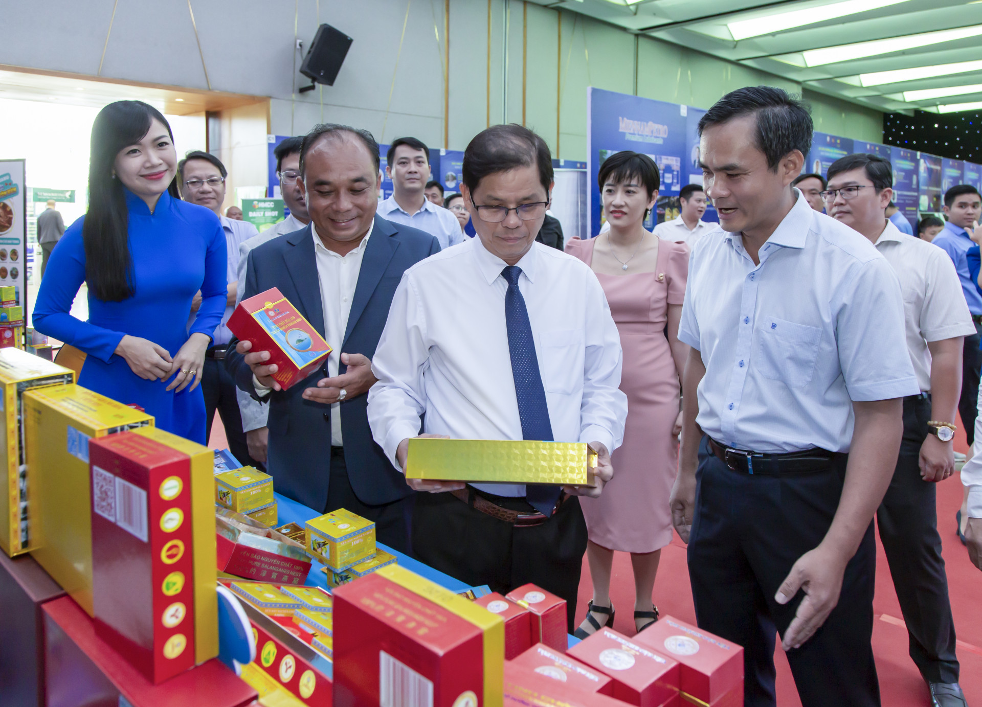 Đồng chí Nguyễn Tấn Tuân - Phó Bí thư Tỉnh ủy, Chủ tịch UBND tỉnh tham quan gian hàng của doanh nghiệp Khánh Hòa tham gia chương trình xúc tiến thương mại.
