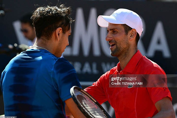 Tay vợt hạng 32 thế giới Tabilo (trái) loại tay vợt số 1 thế giới Djokovic 