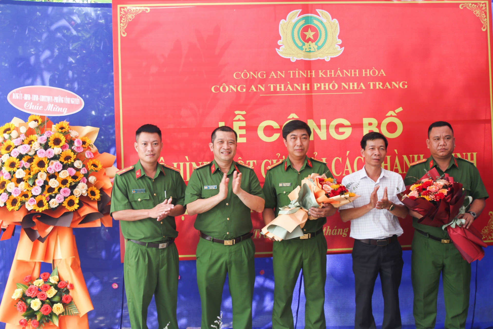 Lãnh đạo Công an tỉnh và UBND TP. Nha Trang chúc mừng Công an phường Vĩnh Nguyên ra mắt mô hình một cửa cải cách hành chính.

