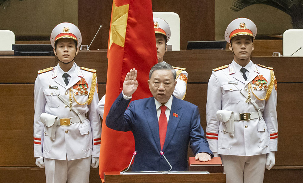 Chủ tịch nước Tô Lâm thực hiện nghi thức tuyên thệ nhậm chức. Ảnh: VTV. 
