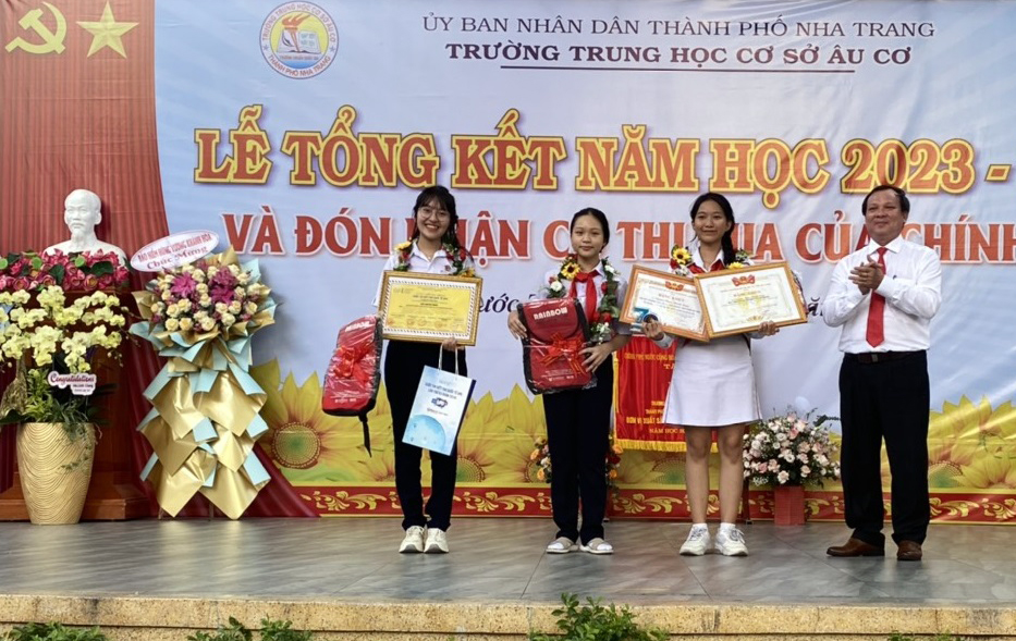 Ông Bảo Thọ - Phó Chủ tịch HĐND TP. Nha Trang chúc mừng các học sinh đạt giải trong cuộc thi viết thư quốc tế UPU.
