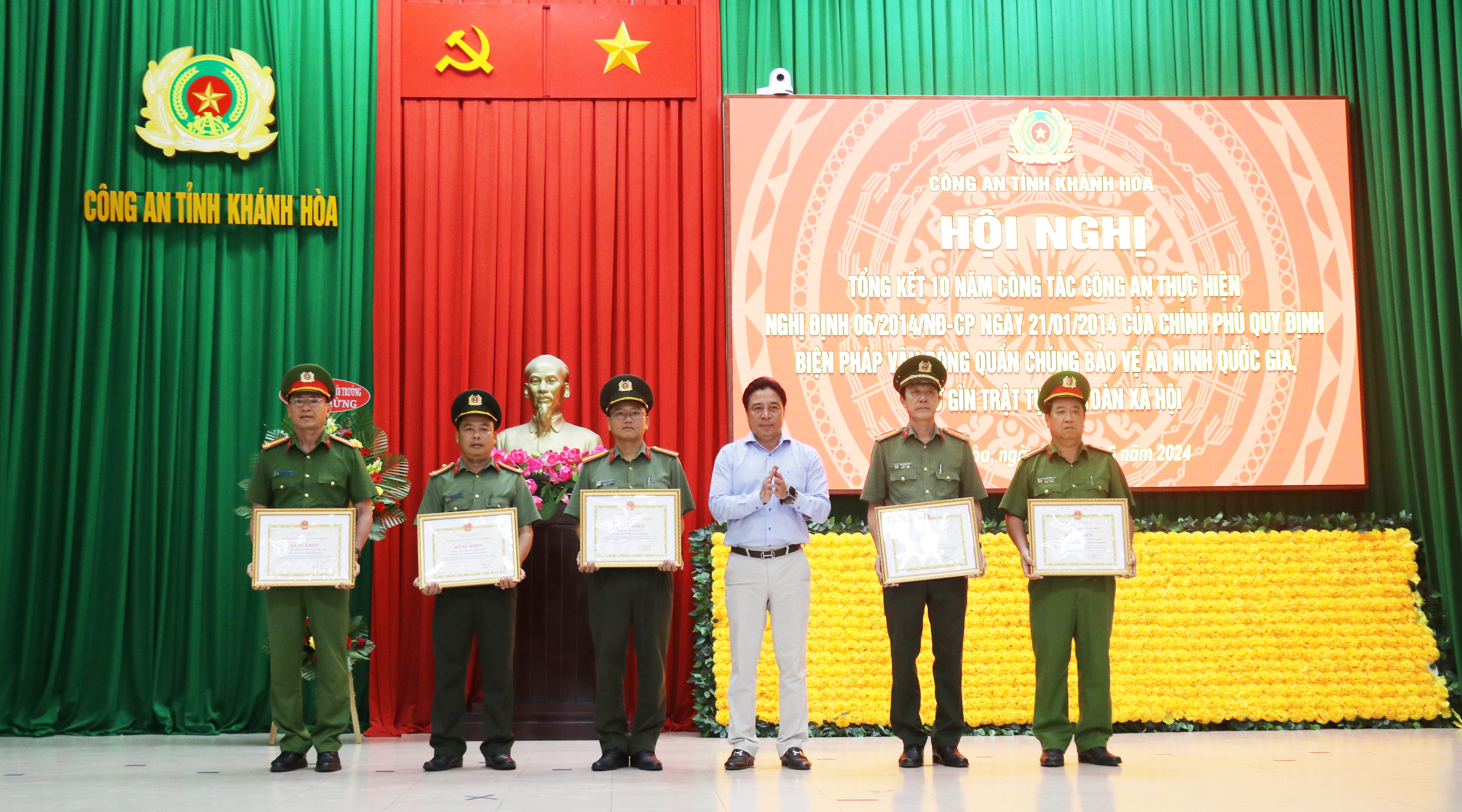 Công an tỉnh Khánh Hòa:: Tổng kết 10 năm thực hiện Nghị định số 06 của Chính phủ quy định biện pháp vận động quần chúng bảo vệ an ninh quốc gia, giữ gìn trật tự, an toàn xã hội