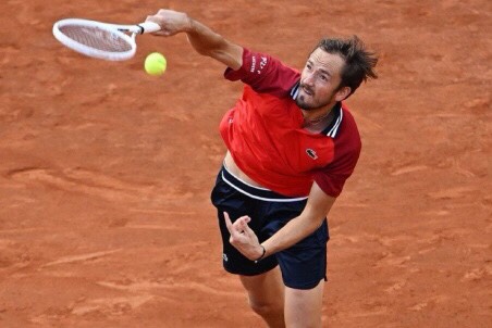 Đương kim vô địch Medvedev vất vả trải qua 3 Séc mới vượt qua tay vợt hạng 121 thế giới