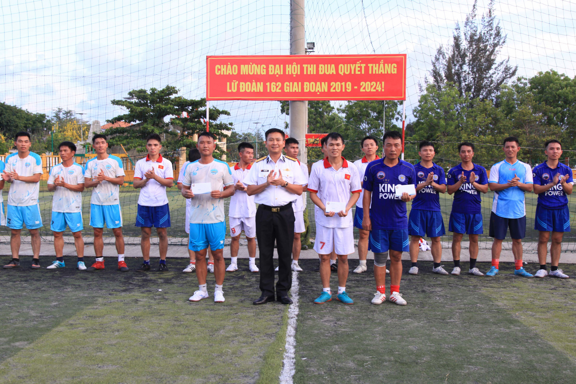 Thượng tá Phạm Văn Sơn - Lữ đoàn trưởng Lữ đoàn 162 trao giải cho các đội bóng đạt thành tích cao.