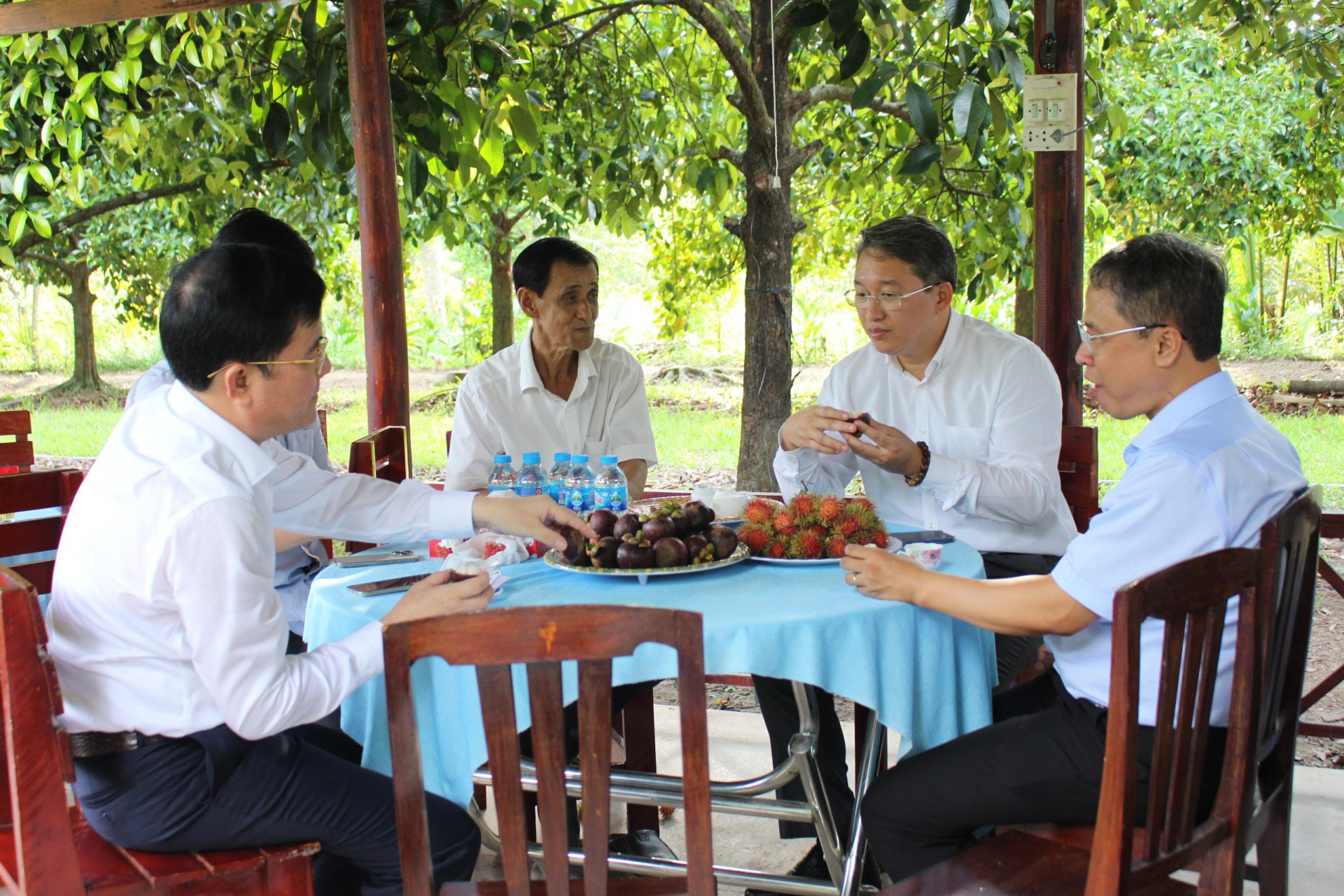 Ông Nguyễn Hải Ninh (thứ 2 từ phải qua) mong muốn gia đình ông Tấn phát huy hơn nữa hiệu quả của điểm du lịch.

