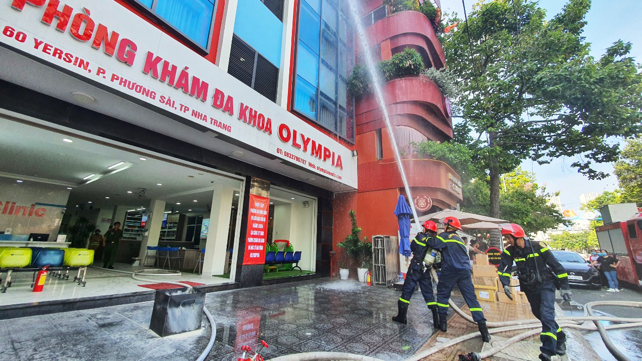 Gần 70 người tham gia thực tập phương án chữa cháy và cứu nạn, cứu hộ tại Phòng khám Đa khoa Olympia