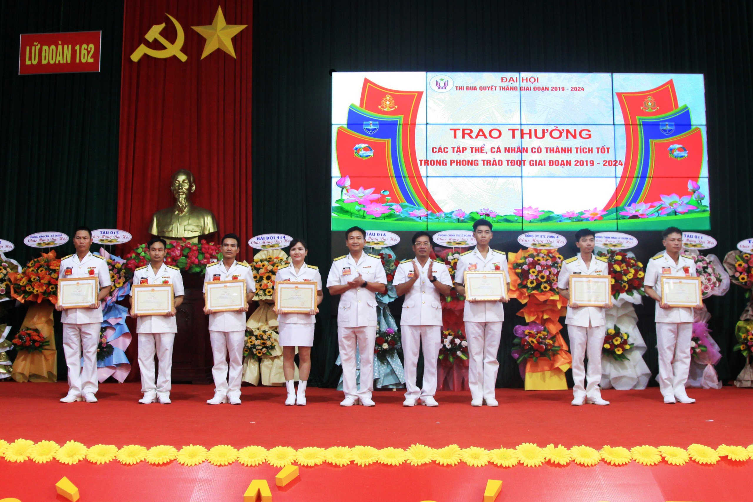 Thủ trưởng Lữ đoàn 162 trao thưởng cho các tập thể, cá nhân có thành tích xuất sắc.