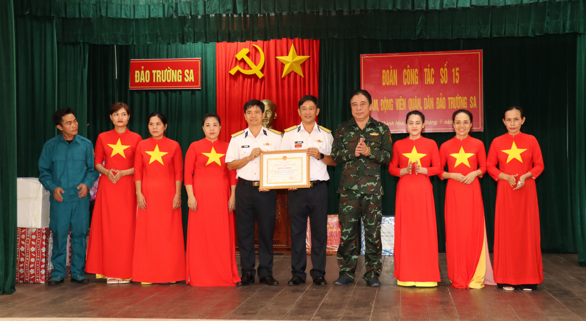 Đồng chí Nguyễn Khắc Toàn trao Bằng khen của UBND tỉnh cho nhân dân, cán bộ và chiến sỹ thị trấn Trường Sa