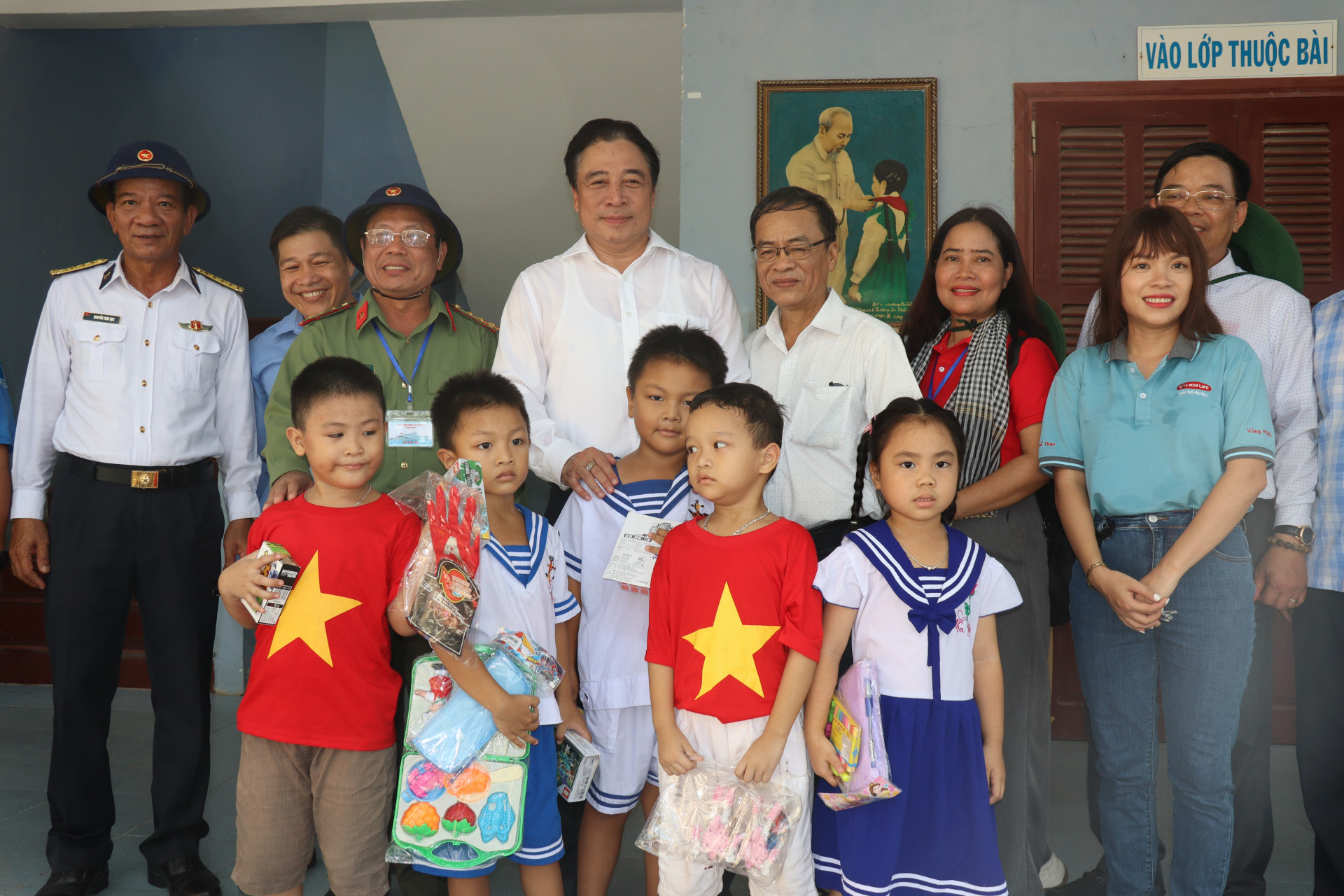 Phó Bí thư Thường trực Nguyễn Khắc Toàn cùng đoàn công tác thăm các cháu thiếu nhi ở xã Sinh Tồn.
