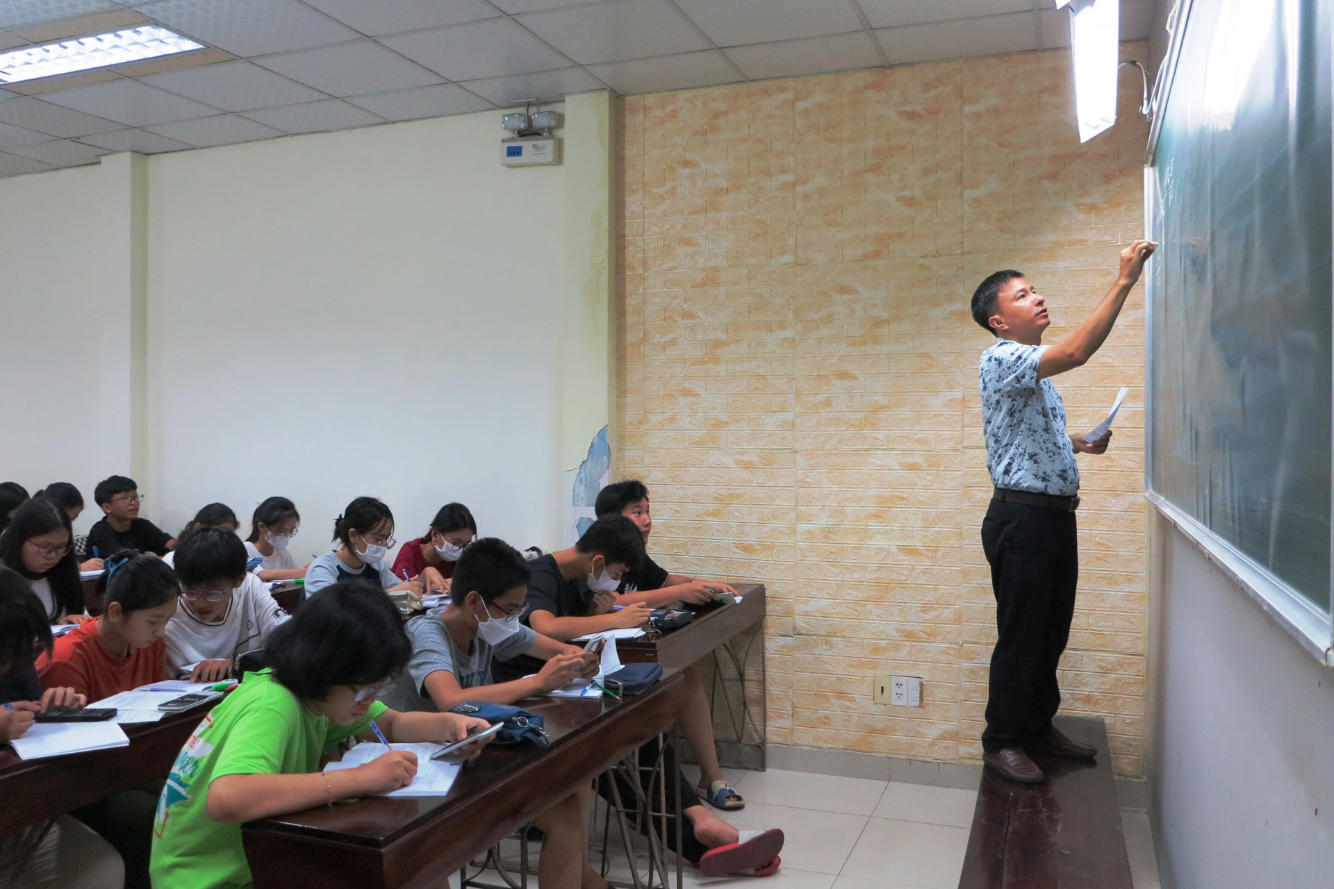 Học thêm buổi tối tại một trung tâm dạy thêm trên địa bàn TP. Nha Trang.