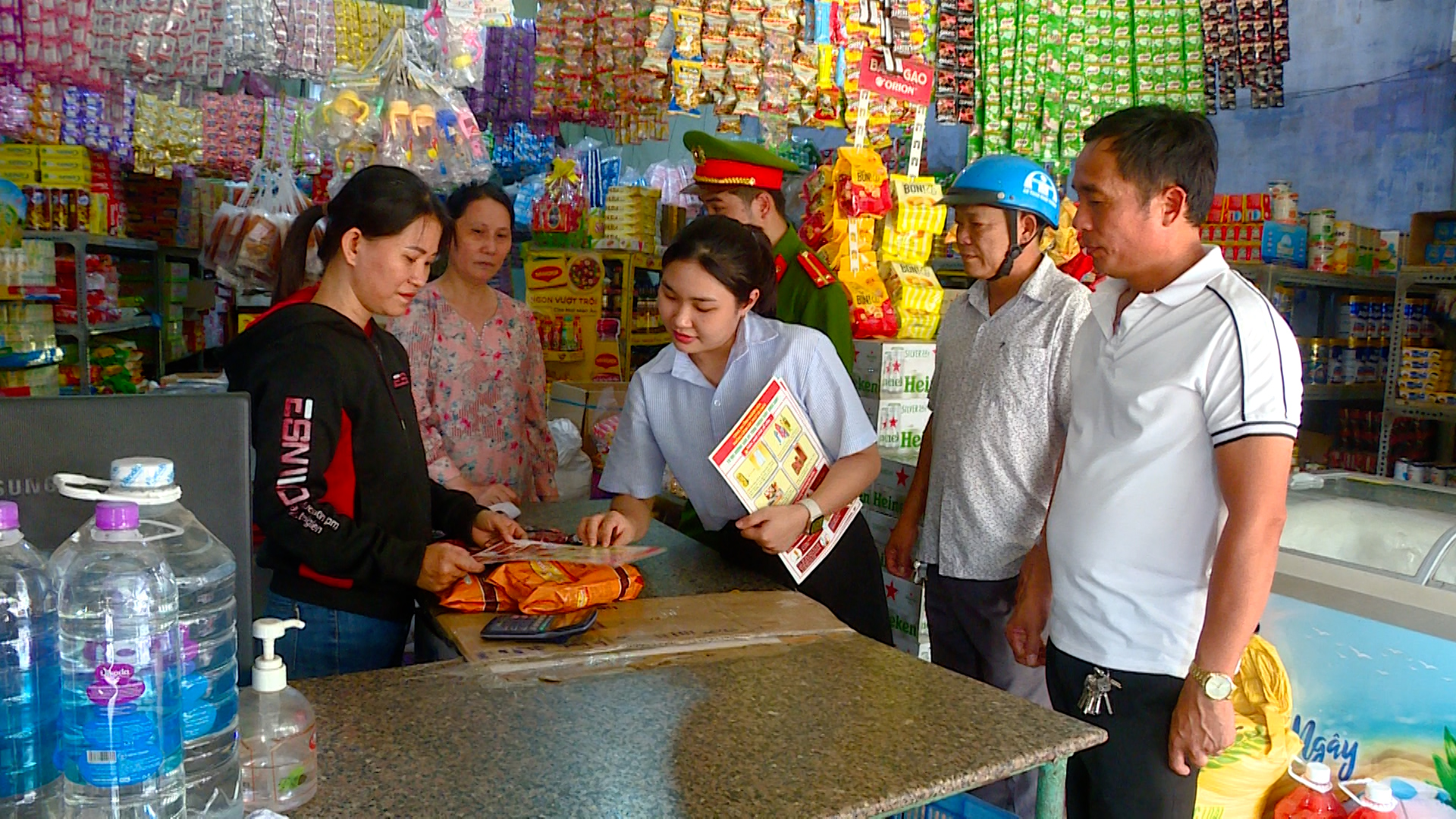 Các lực lượng phối hợp tuyên truyền vận động nhân dân tham gia phòng ngừa, tố giác tội phạm.