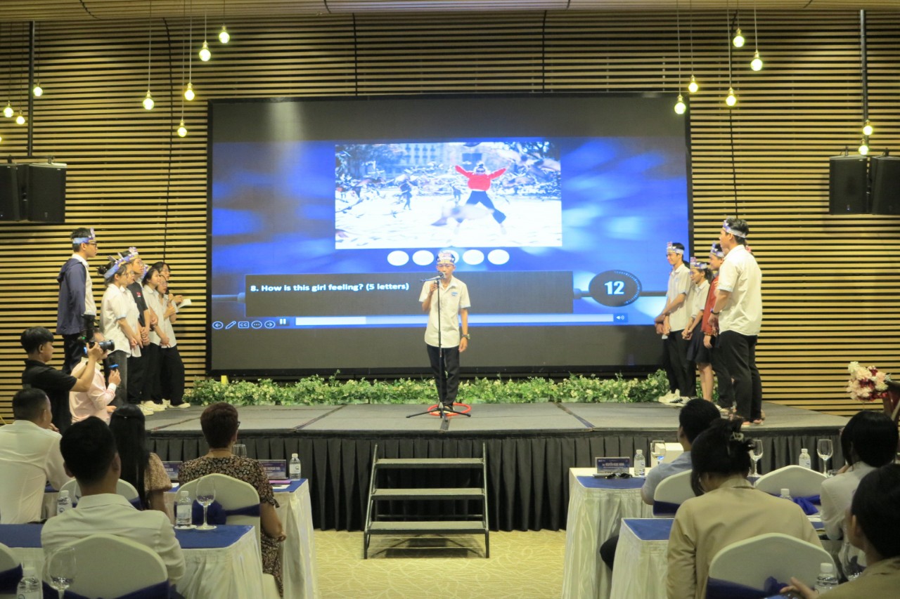 Gần 100 sinh viên tham gia cuộc thi “Master English – Master your life"