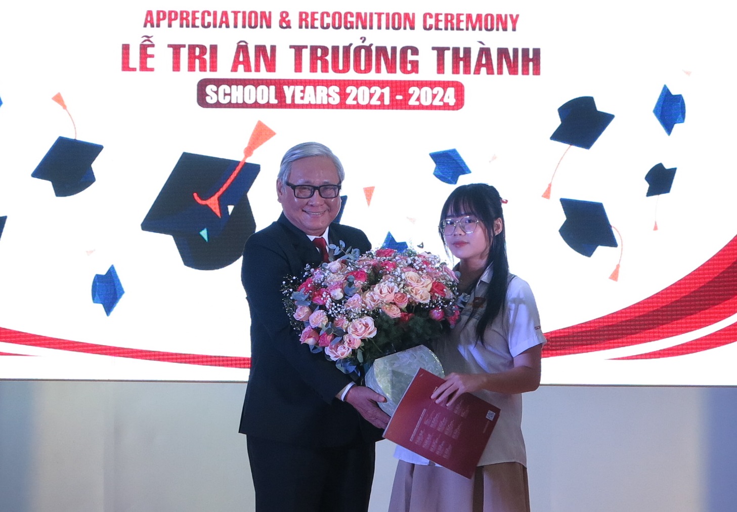 Lễ tri ân và trưởng thành cho học sinh khối 12 Trường iSchool Nha Trang