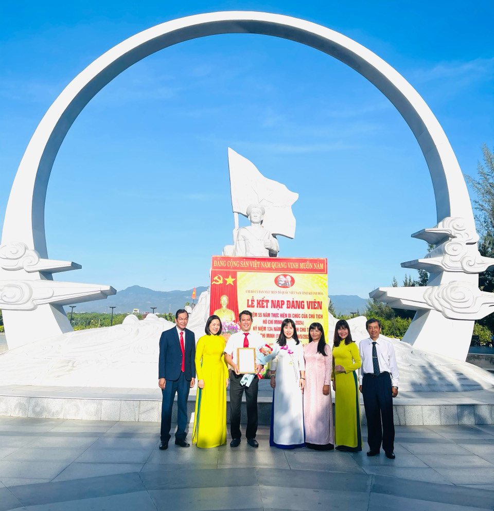 Chi bộ UBMTTQ Việt Nam tỉnh Khánh Hòa:: Kết nạp đảng viên tại Khu tưởng niệm Chiến sĩ Gạc Ma