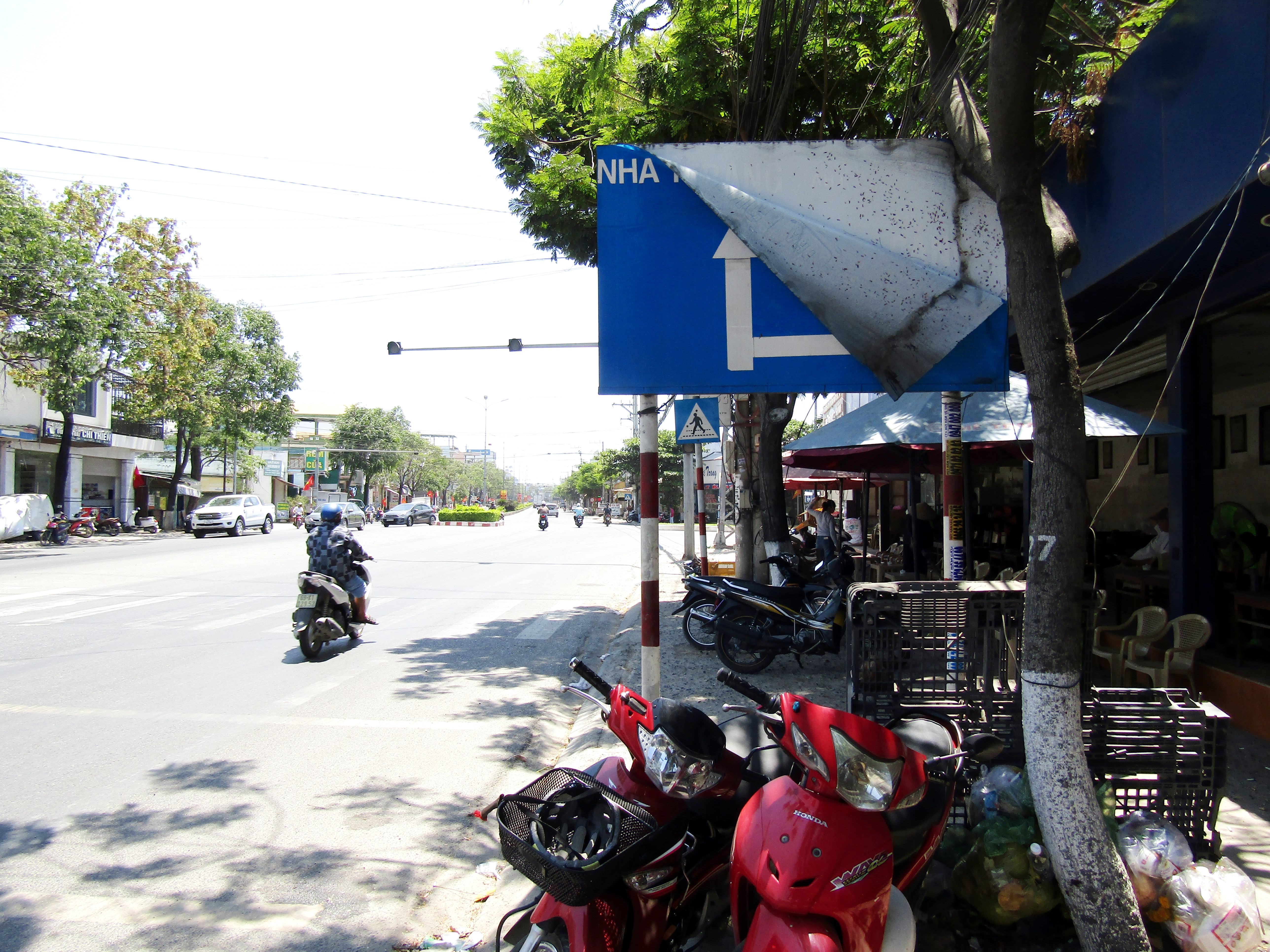 Bảng chỉ đường bị bong tróc