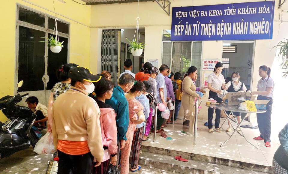 Trao tặng khoảng 300 suất ăn cho bệnh nhân nghèo