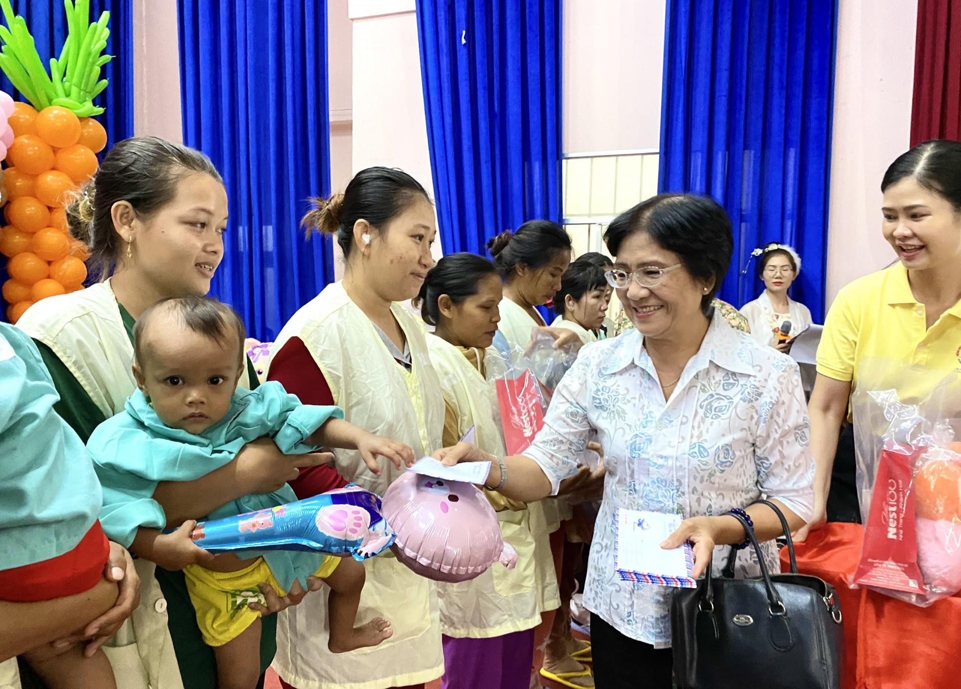 Nhà hảo tâm trao tặng hỗ trợ cho bệnh nhi có hoàn cảnh khó khăn