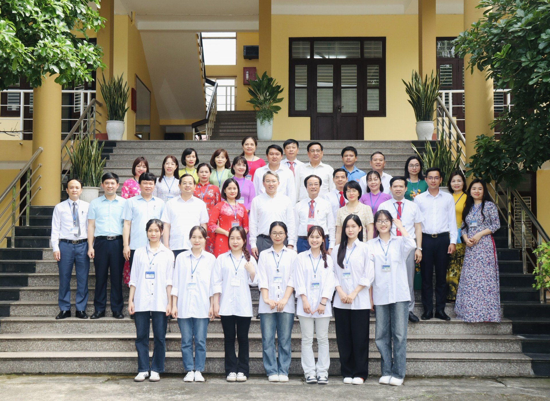 Bí thư Tỉnh ủy Nguyễn Hải Ninh cùng các thành viên đoàn công tác tỉnh Khánh Hòa, lãnh đạo tỉnh Thái Nguyên chụp ảnh lưu niệm với giáo viên, học sinh Trường THPT Khánh Hòa