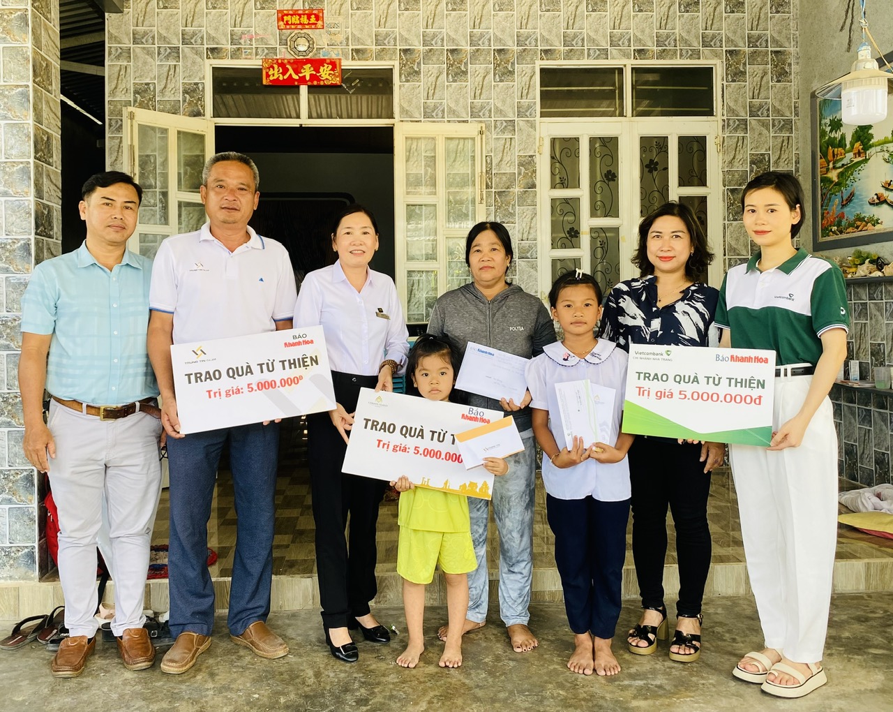 Đại diện các đơn vị trao tiền ủng hộ cho gia đình hai cháu Diễm Quỳnh và Khả Hân