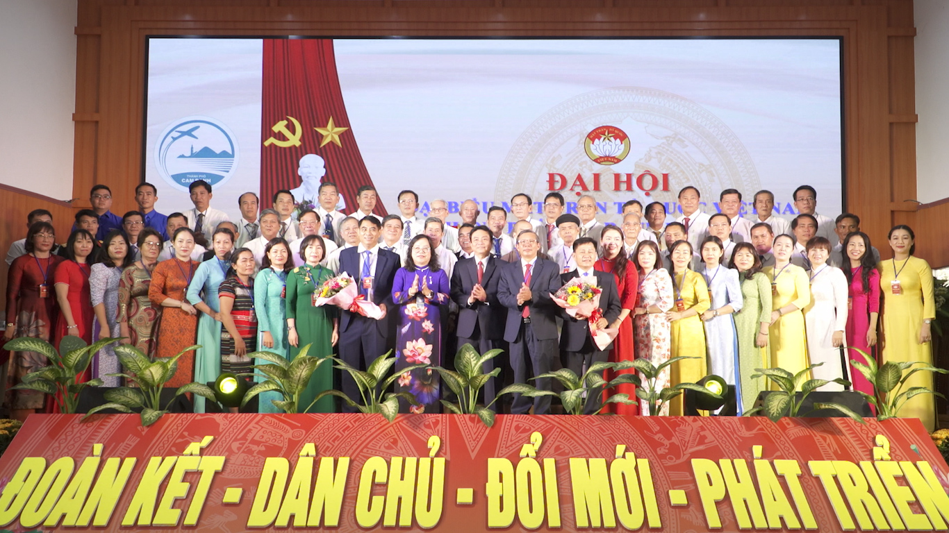 Các đại biểu chức mừng các Uỷ viên UBMTTQ Việt Nam TP. Cam Ranh nhiệm kỳ mới 