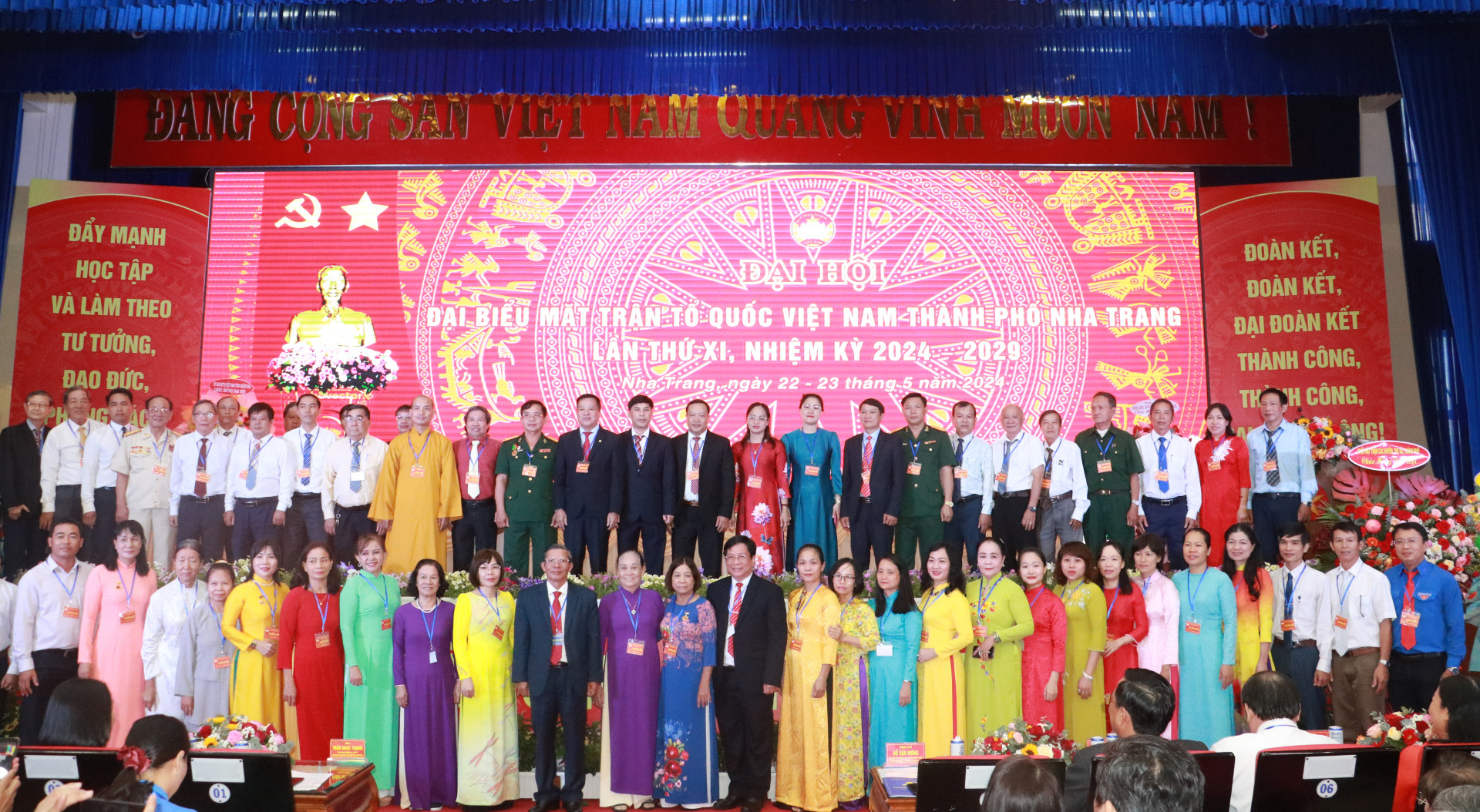 Các Ủy viên UBMTTQ Việt Nam TP. Nha Trang chụp hình với đại biểu