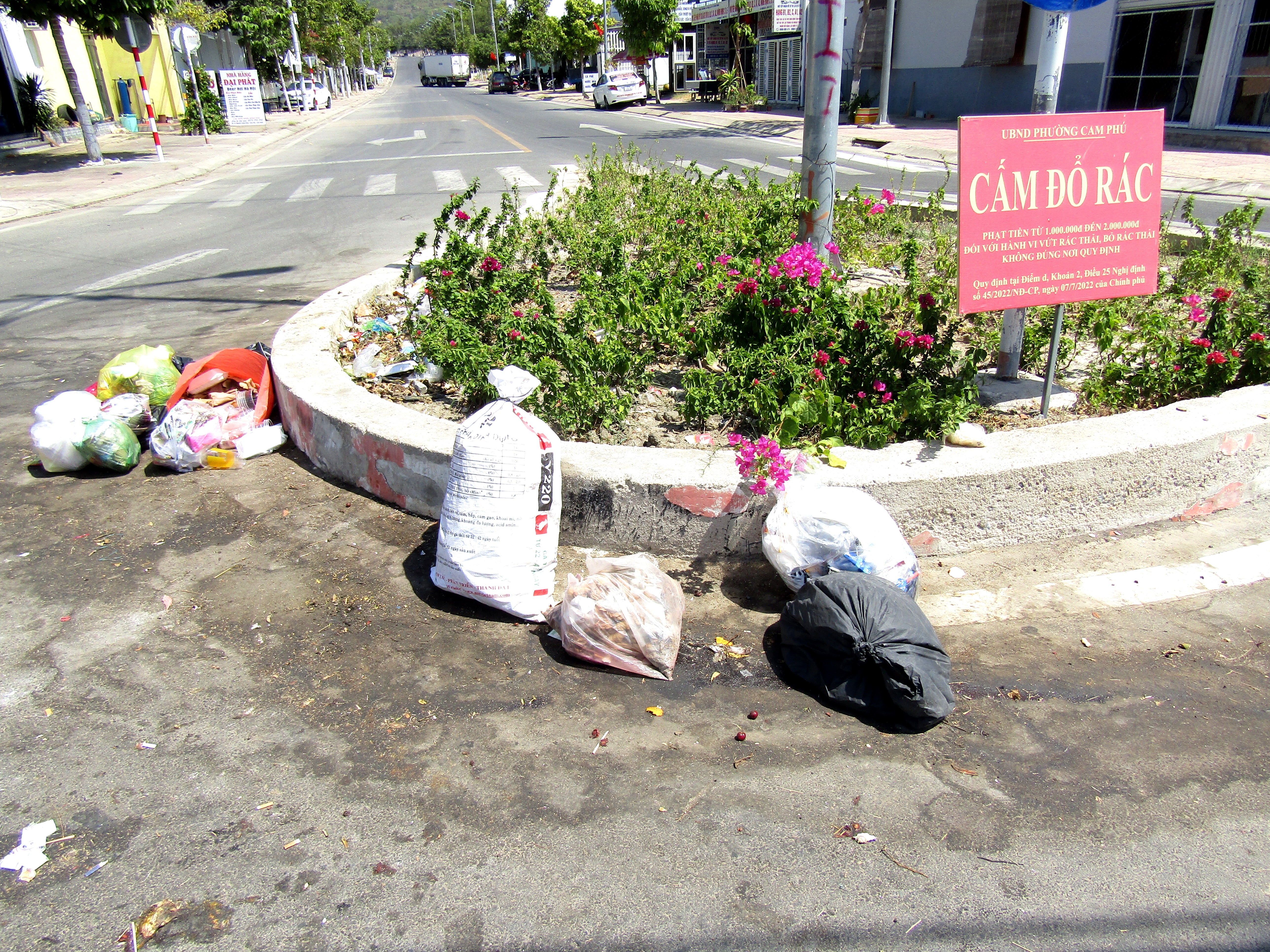 Cấm nhưng vẫn đổ rác