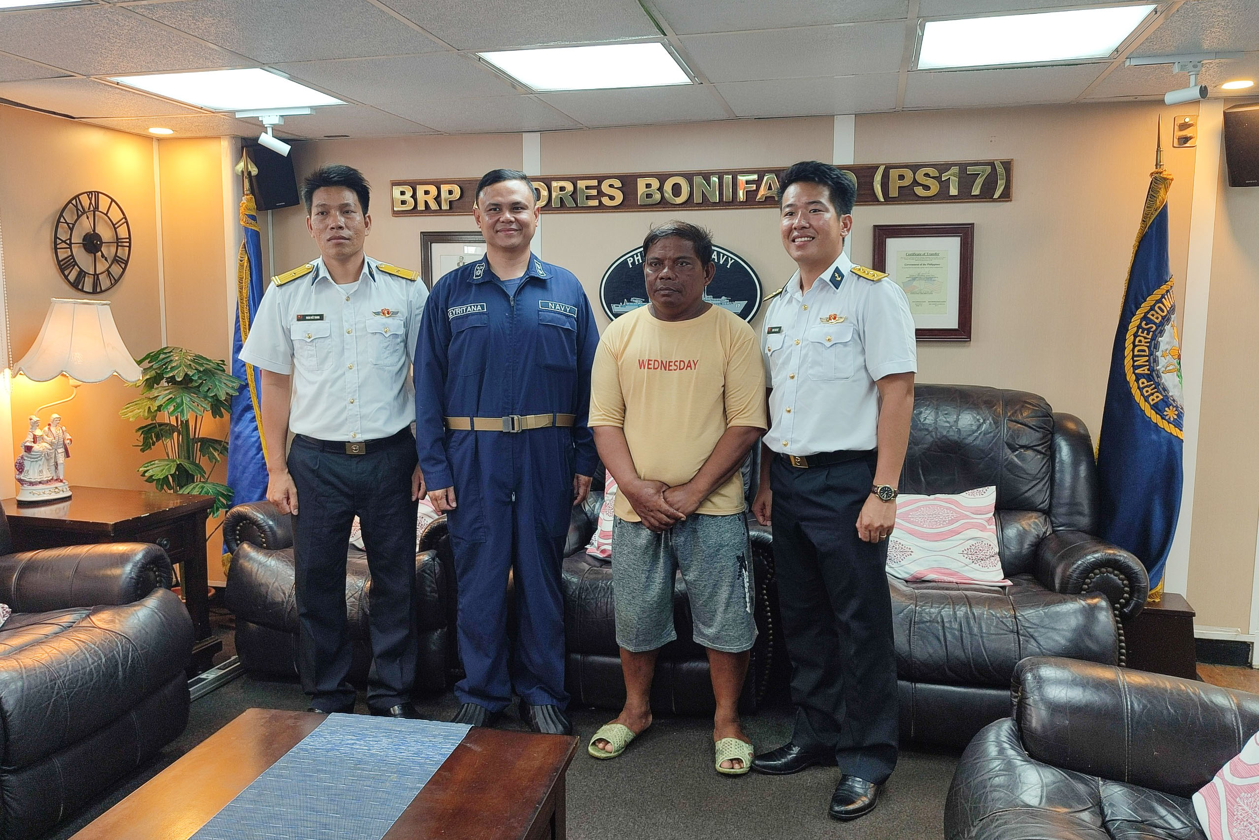 Tàu 412, Vùng 4 Hải quân bàn giao ngư dân Philippines gặp nạn