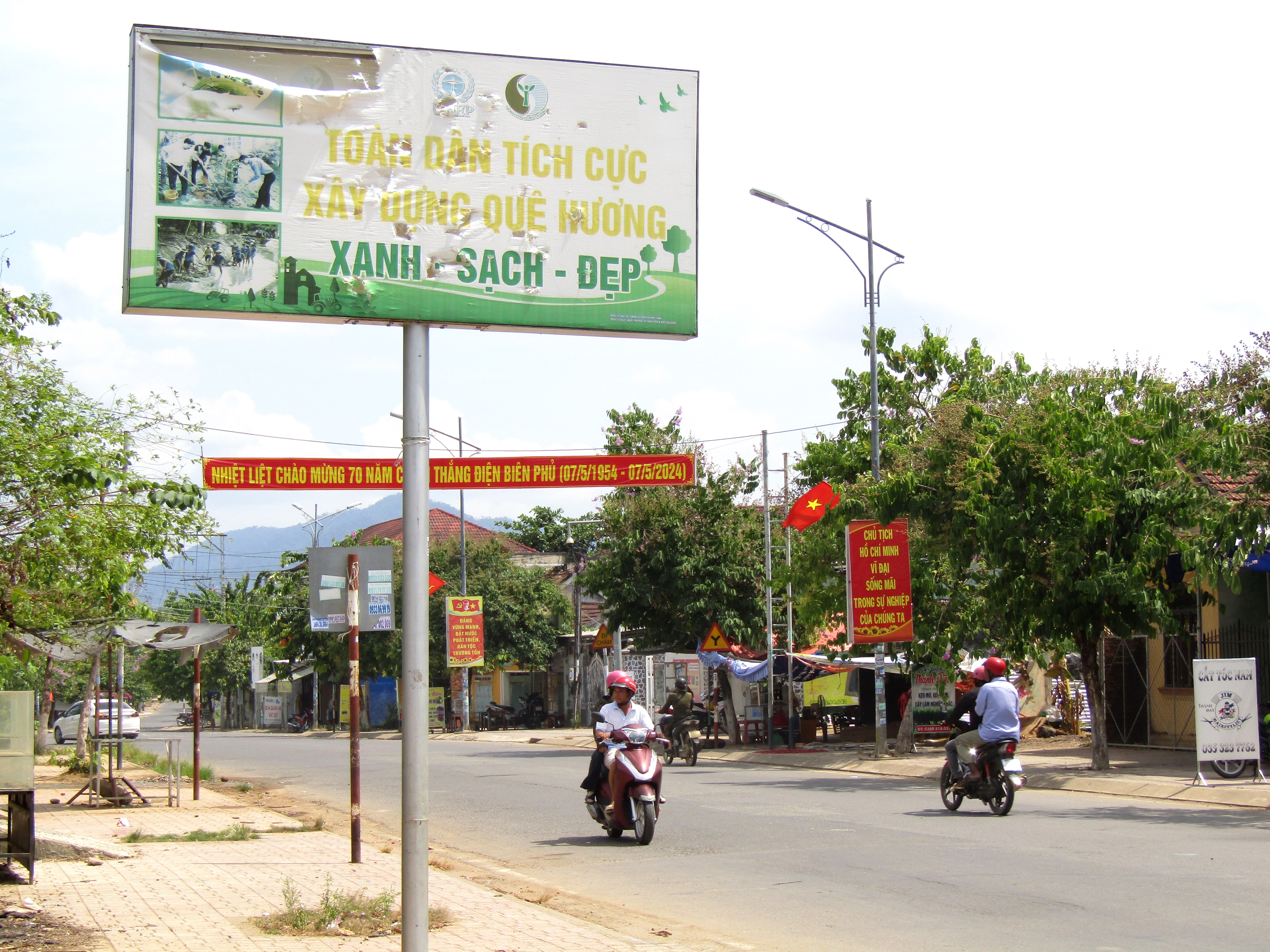 Cần làm mới pa nô tuyên truyền