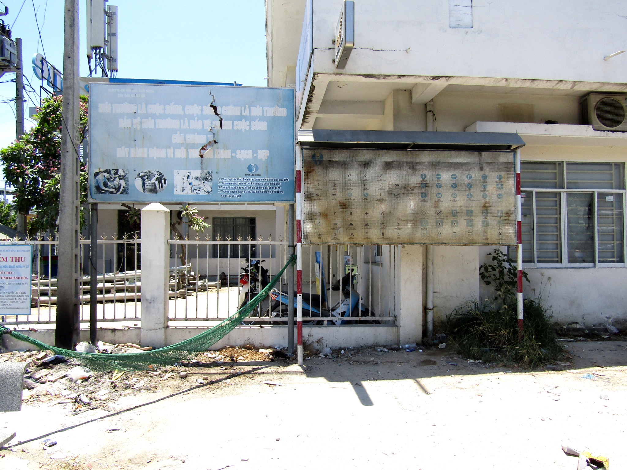 Cần thay mới các pa nô tuyên truyền