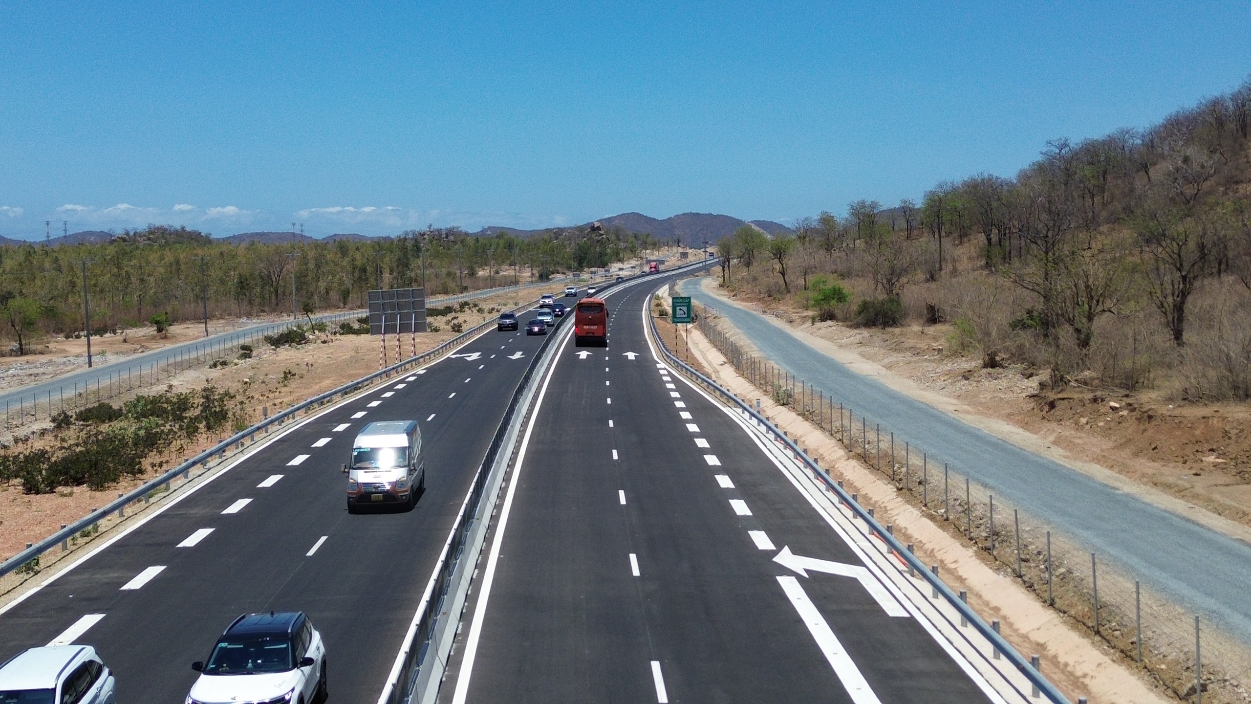 Khẩn trương xử lý tình trạng ném đá vào phương tiện lưu thông trên Cao tốc Cam Lâm - Vĩnh Hảo