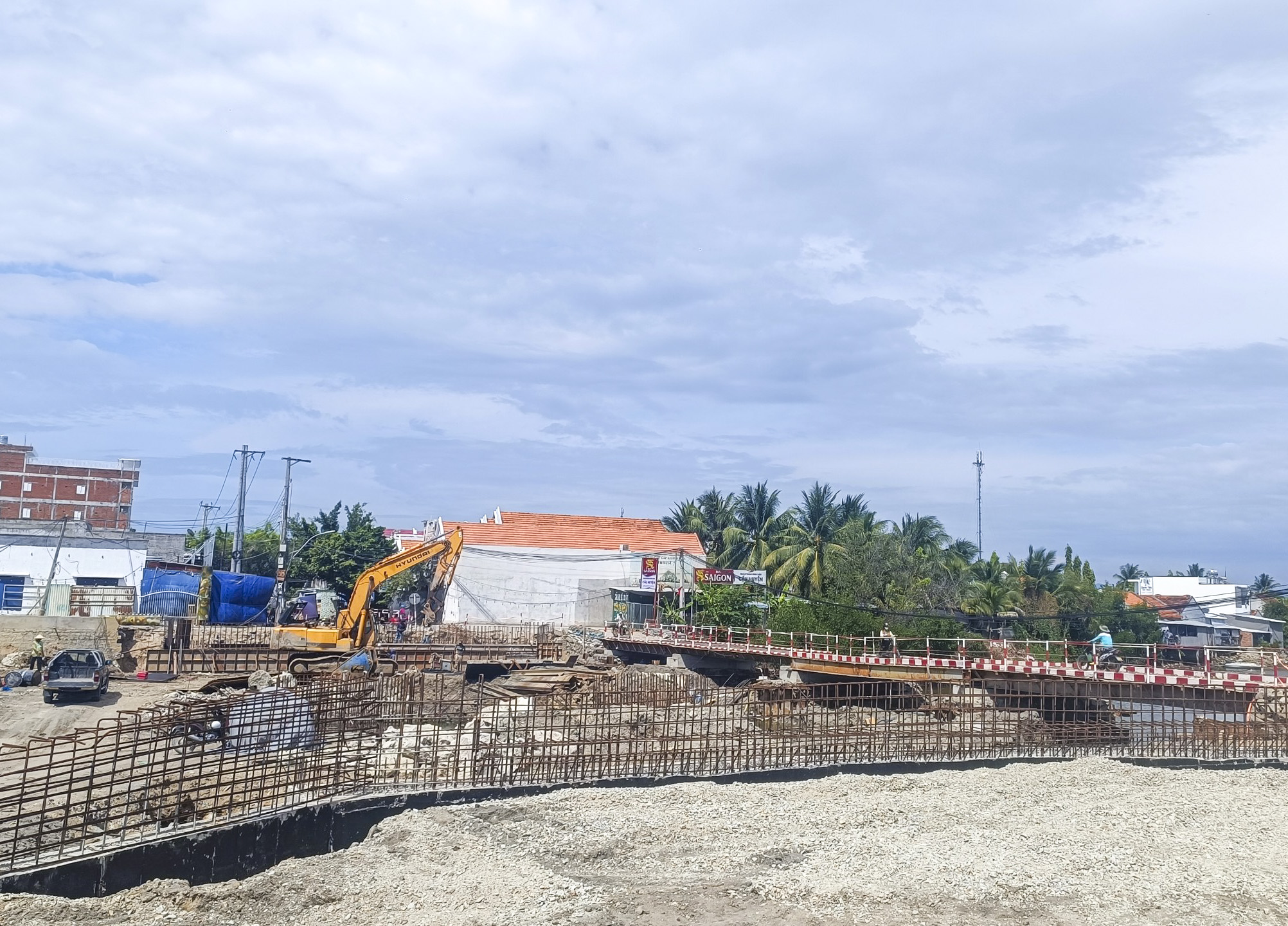 Công trình cầu Huyện (Vạn Ninh): Đẩy nhanh tiến độ thi công