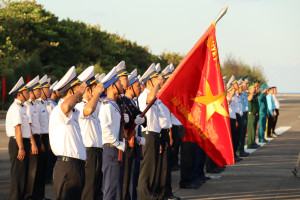 Thiêng liêng Lễ chào cờ trên đảo Trường Sa